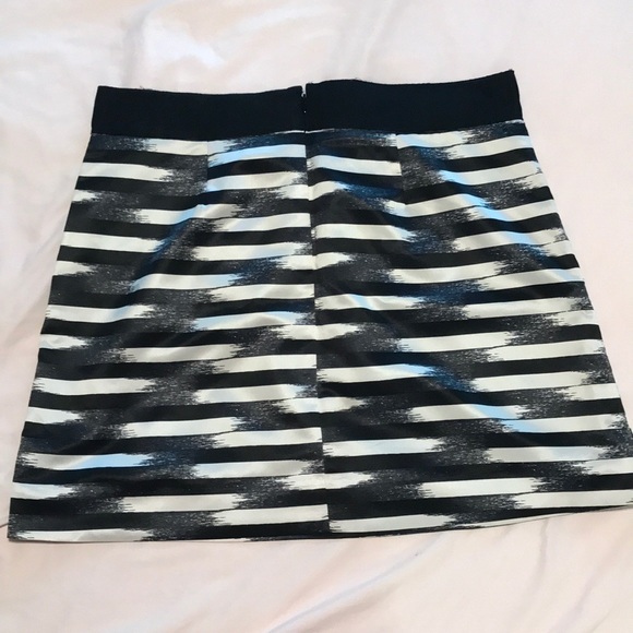 Gap Mini Skirt with POCKETS! - Picture 2 of 5